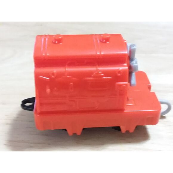 TOMY Trackmaster Thomas & Friends Train car GDV 33 Red  Turning Wheel - Picture 5 of 14